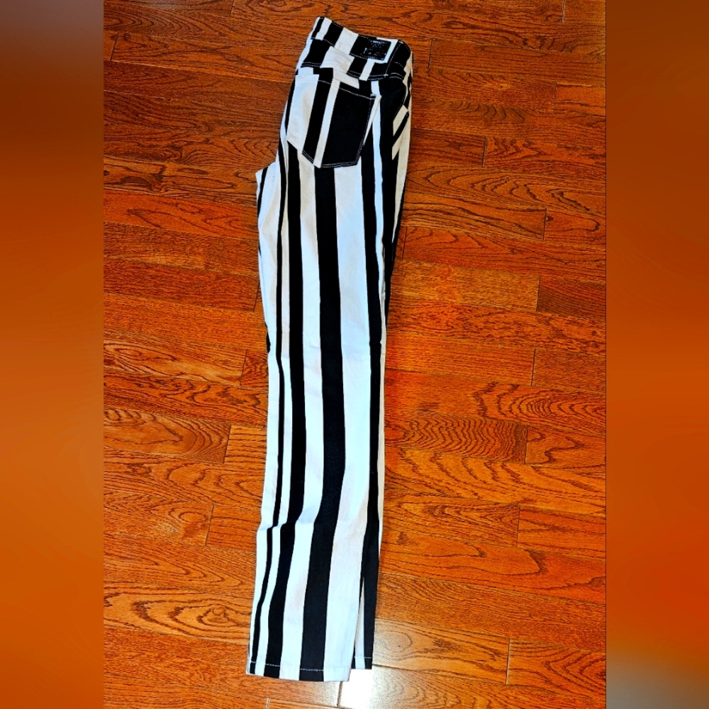 Brand New gorgeous jeans. Black And White. GUESS.Brittney Leggins.